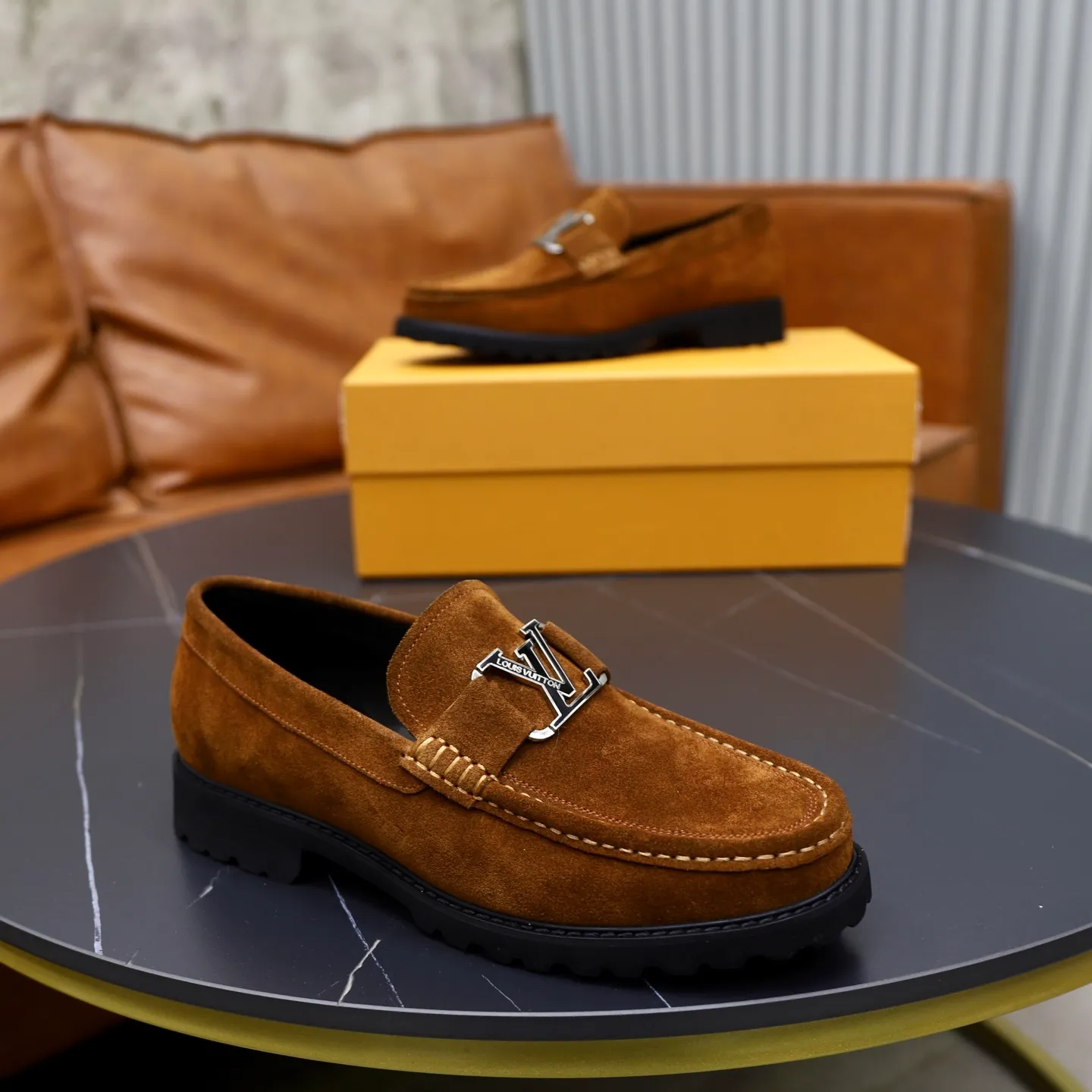 Ex-factory price: 600💰Louis Vuitton LV men's classic Oxford shoes, men's business formal boutique leather shoes, classic style, almond kernel exquisite toe, ultimate art, the whole shoe is made of imported cow leather (open edge beads), carefully selected, fine pores, excellent gloss, soft texture, strong toughness, durable and not easy to deform, apricot fetal cowhide leather lining, soft and comfortable, sweat-absorbent and breathable. Foam outsole, original box and dust bag packaging! Size: 38–44 (45/46 customized)